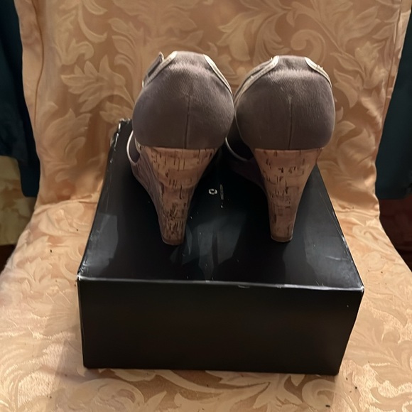 And Taylor wedges one once beige and taupe color small (dry rot) - Picture 2 of 9